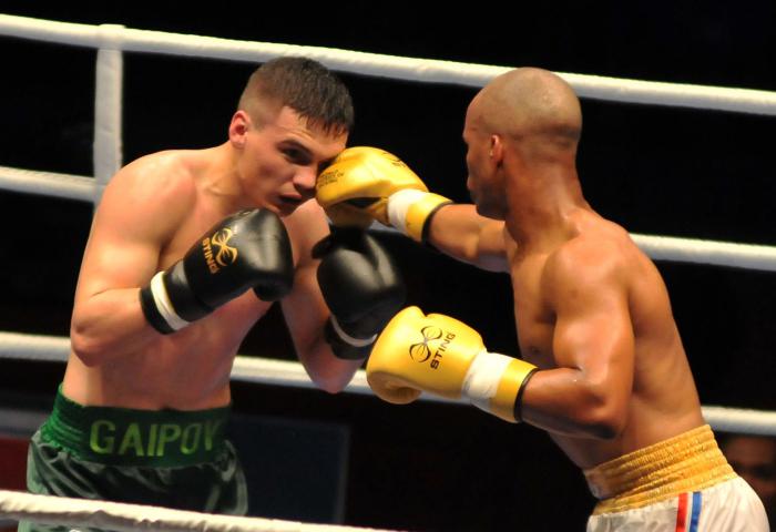 División de 69 Kg; Roniel Iglesias (D); integrante de la escuadra de Domadores de Cuba y Gaipov Makhmud; de los Tigres de Uzbekistán (I); en la VIII Serie Mundial de Boxeo celebrada en la Ciudad Deportiva; en La Habana.