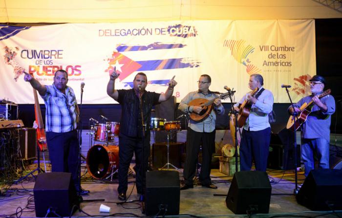 acto de solidaridad entre Cuba y PErú en Cumbre las Américas