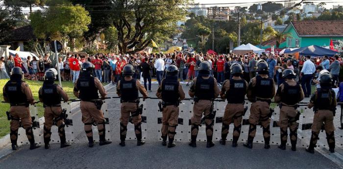 La policía mantiene controlado el campamento. Foto: Reuters
