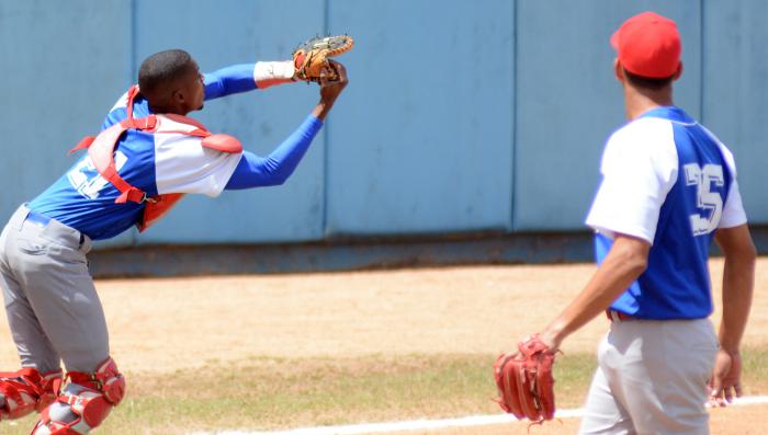 Andy Cosme es uno de los receptores con mejores proyecciones en el béisbol cubano. Foto: Ricardo López Hevia