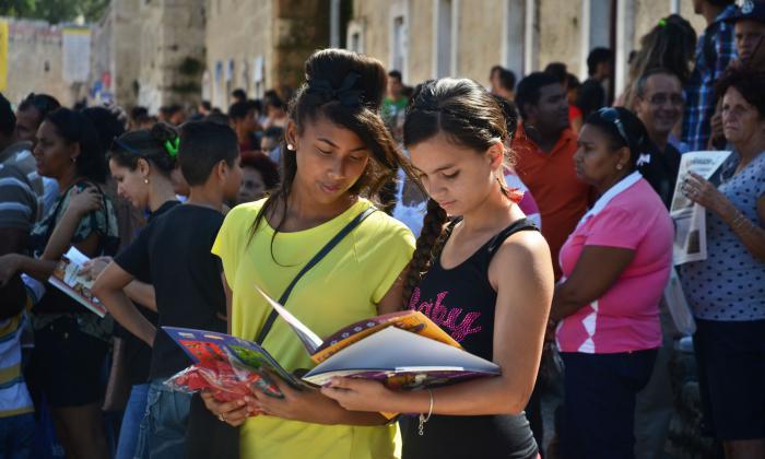 La escena captada habla de la salud de la lectura. foto: Anabel Díaz Mena 