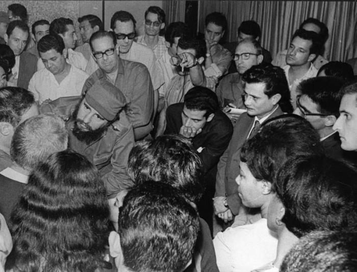 Médicos y enfermeras se agrupan junto a Fidel y Dorticós, para escuchar sus orientaciones antes de partir para Perú.