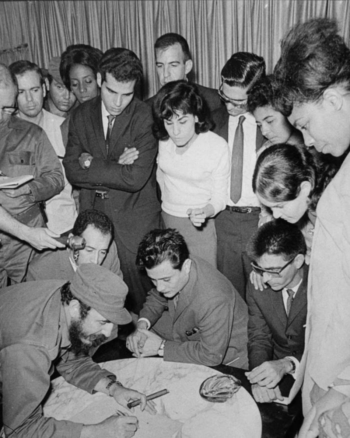 Médicos y enfermeras se agrupan junto a Fidel y Dorticós, para escuchar sus orientaciones antes de partir para Perú.