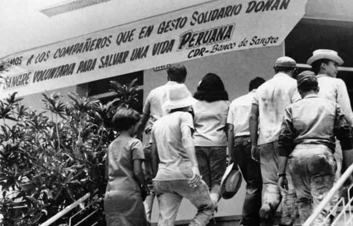 El pueblo matancero acude  al banco de sangre para donar su sangre al hermano pueblo peruano.
