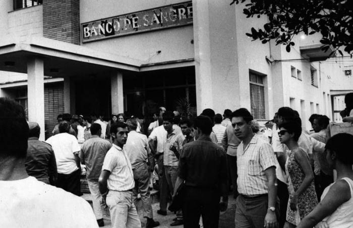 Numeroso público, deseoso de donar su sangre como testimonio de solidaridad con los damnificados de Perú, frente al Banco de Sangre Provincial en La Habana.