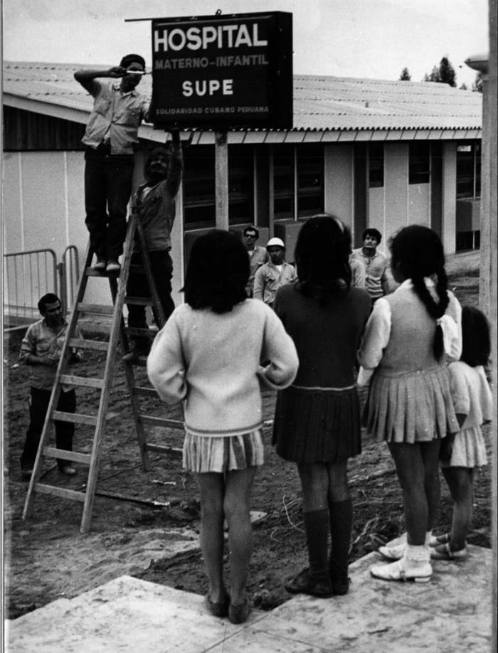 Constructores cubanos dándole los últimos toques a un hospital materno-infantil en Supe, Perú.