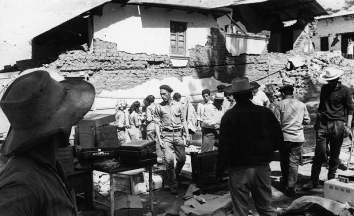 Miembros de la brigada médica cubana prestando su asistencia en las regiones del Perú, afectadas por el terremoto.