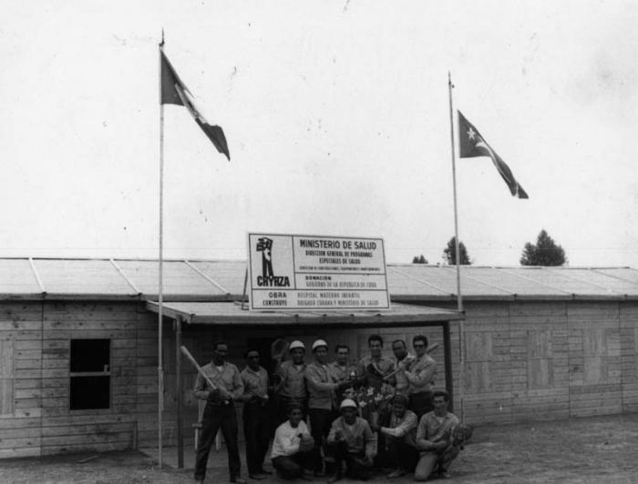Un grupo de brigadistas cubanos frente a su albergue, en Perú.