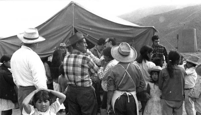 Campesinos peruanos afectados por el terremoto esperan su turno para ser consultados por médicos cubanos en uno de los hospitales de campaña instalados en regiones de la Cordillera Negra, Perú.