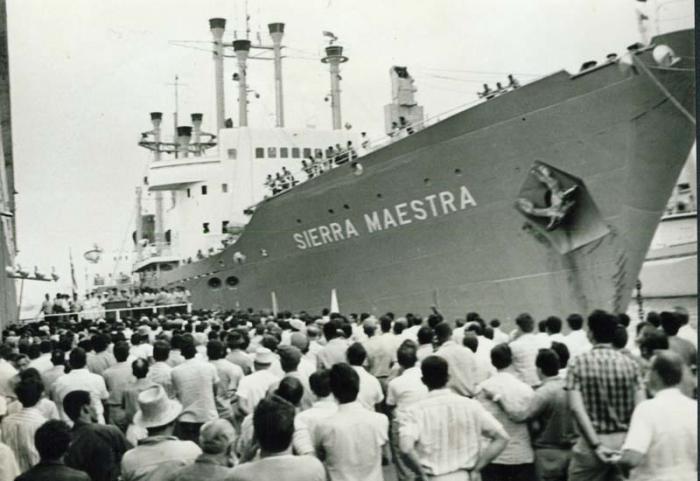 El buque mercante cubano Sierra Maestra, antes de partir al Perú para llevar hospitales de campaña y oros suministros médicos.