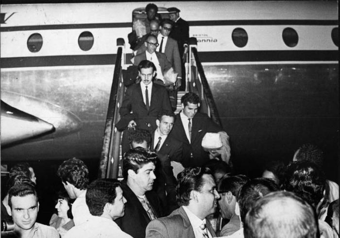 Integrantes de dos de las cinco brigadas médicas que fueron a Perú, en el momento de su arribo al aeropuerto José Martí, en La Habana.