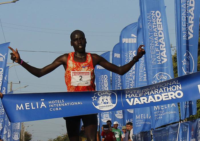 El keniano Timothy Kiplagat, ganador de la media maratón de Varadero, celebrada el domingo 15 de abril del 2018 