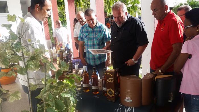 El ministro de Turismo, Manuel Marrero, constató las potencialidades de las industrias cubanas para insertarse en el mercado turístico.
