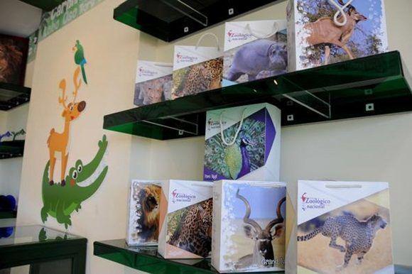 Tienda de juguetes en el zoológico.