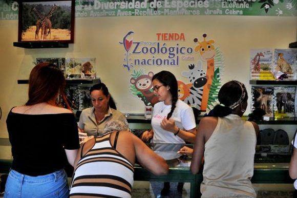 Tienda de juguetes en el zoológico.