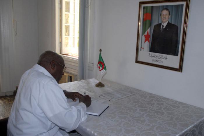 Salvador Valdés Mesa, vicepresidente del Consejo de Estado, firmó el libro de condolencias dispuesto en la sede diplomática de Argelia en la capital cubana.
