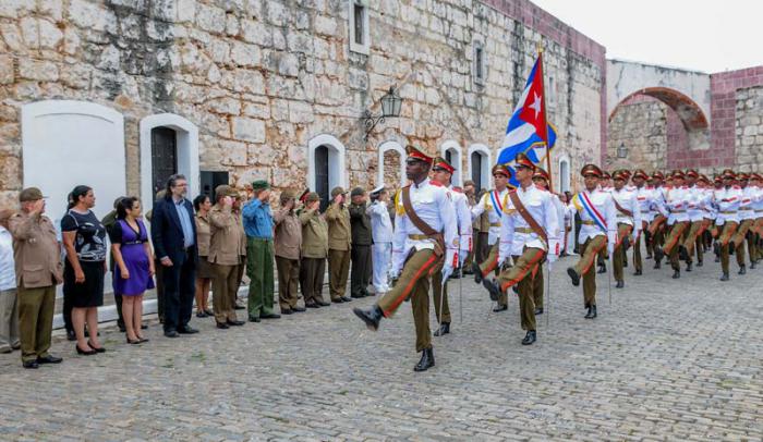 Entrega de la Réplica del Machete del Generalísimo Máximo Gómez, que otorga las FAR, en la Fortaleza de San Carlos de La Cabaña, a personalidades, Presiden el acto, Álvaro López Miera. General de Cuerpo de Ejército. Viceministro Primero del MINFAR, Jefe del Estado Mayor General, Lázara Mercedes López Acea. Primera Secretaria del Comité Provincial del Partido en La Habana y Vicepresidenta del Consejo de Estado y Ministro, Abel Prieto Jiménez, Ministro de Cultura y Susely Morfa González. Primera Secretaria del Comité Nacional de la Unión de Jóvenes Comunistas (UJC), Ceremonia de ascenso a Milicianos