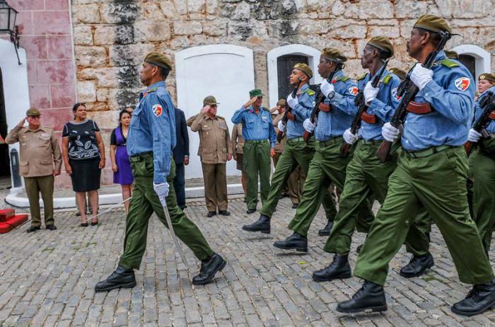 Entrega de la Réplica del Machete del Generalísimo Máximo Gómez, que otorga las FAR, en la Fortaleza de San Carlos de La Cabaña, a personalidades, Presiden el acto, Álvaro López Miera. General de Cuerpo de Ejército. Viceministro Primero del MINFAR, Jefe del Estado Mayor General, Lázara Mercedes López Acea. Primera Secretaria del Comité Provincial del Partido en La Habana y Vicepresidenta del Consejo de Estado y Ministro, Abel Prieto Jiménez, Ministro de Cultura y Susely Morfa González. Primera Secretaria del Comité Nacional de la Unión de Jóvenes Comunistas (UJC), Ceremonia de ascenso a Milicianos