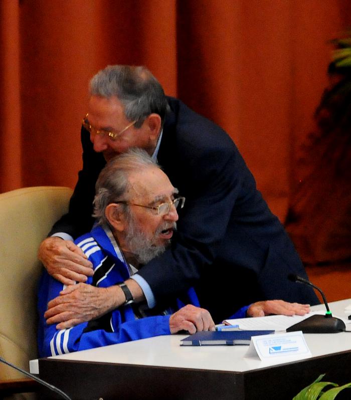 Un abrazo inolvidable, Fidel y Raúl en el vii Congreso del Partido. foto: juvenal balán 