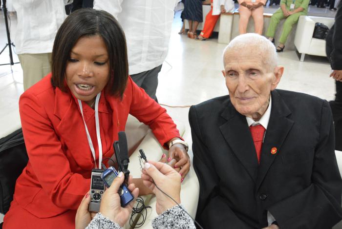 Constitución de la 9na Legislatura de la ANPP presidida por el general de ejército Raúl Castro Ruz.
Diputada más joven y diputado más longevo.