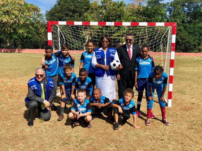 Niños cubanos junto al director general de la OMS, la directora de OPS y el representante de OPS/OMS en Cuba, en la celebración de la Semana de Vacunación de las Américas