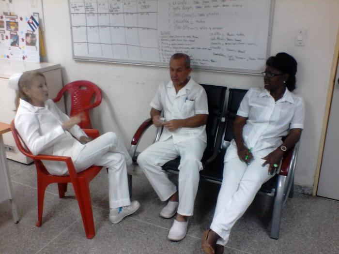 De izquierda a derecha, Marta, Dionel y Florinda, tres internacionalistas con mucho que contar. foto del autor