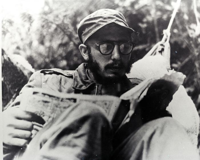 Fidel en la Sierra Maestra, por el mes de mayo, antes del ataque al Uvero.
Fotocopia:30 de mayo de 1977.
Archivo Fidel Castro.
Fid20002