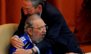 Un abrazo inolvidable, Fidel y Raúl en el vii Congreso del Partido. foto: juvenal balán 