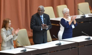 De izquierda a derecha: Ana María Mari, Esteban Lazo y Miriam Brito, vicepresidenta, presidente y secretaria, respectivamente, de la Asamblea. 