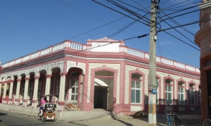 céntrica esquina del parque Maceo, se construye un espacio polifuncional