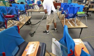 Arizona ocupa uno de los últimos lugares en la nación en salarios para los maest