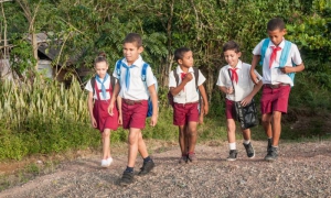 niños a la escuela