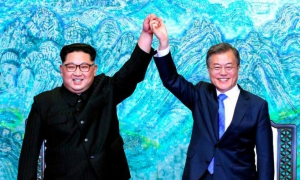 Kim Jong Un y el presidente surcoreano Mun Jae In alzan sus manos tras firmar un