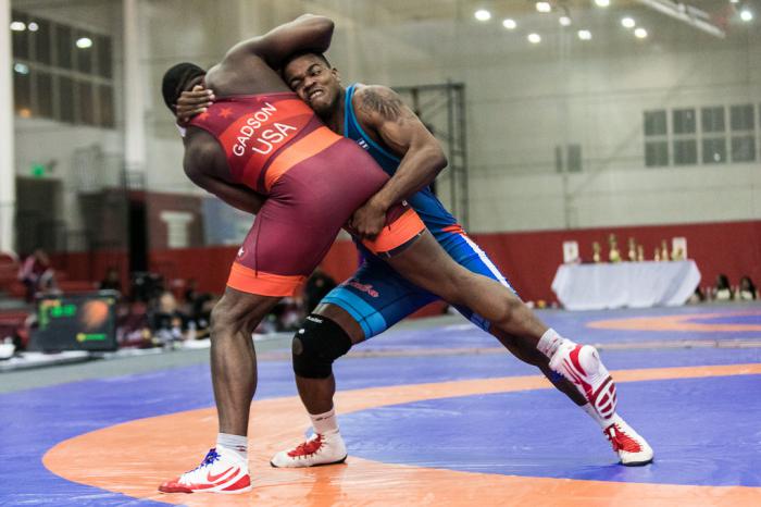 Reineris Salas (derecha) venció 9-2 al estadounidense Kyven Gadson. Foto: sitio web del Panamericano de lucha