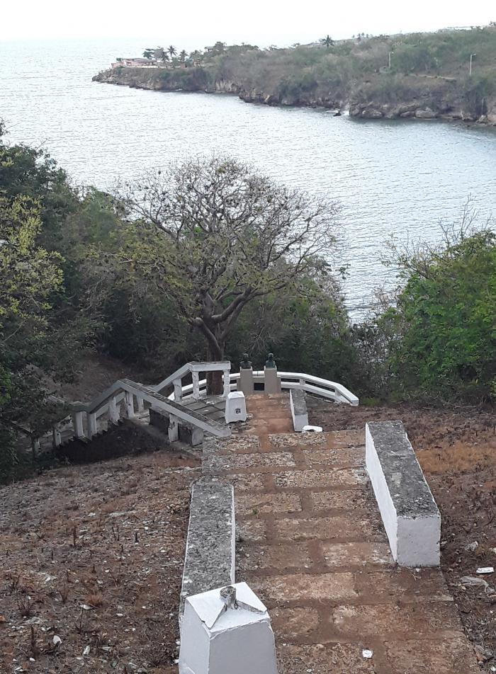 El obelisco que perpetúa la caída de Antonio Guiteras y Carlos Aponte, muy cerca de la 
desembocadura del río Canímar. Foto del autor