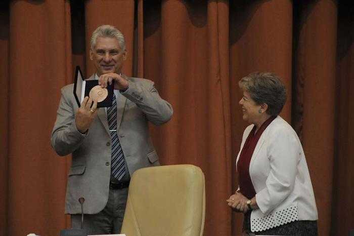 Bárcena entregó al Presidente cubano la medalla conmemorativa Aniversario 70 de la Cepal. 