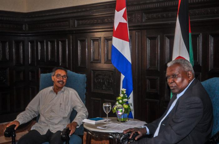 Jatri Adduh (I), presidente del Consejo Nacional Saharaui, es recibido por Esteban Lazo Hernández (D), presidente de la Asamblea Nacional del Poder Popular (ANPP), en la sede de la ANPP, en el Capitolio