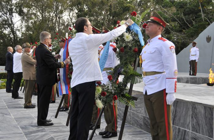 Fueron depositadas ofrendas florales en el capitalino Mausoleo al Soldado Internacionalista Soviético. 