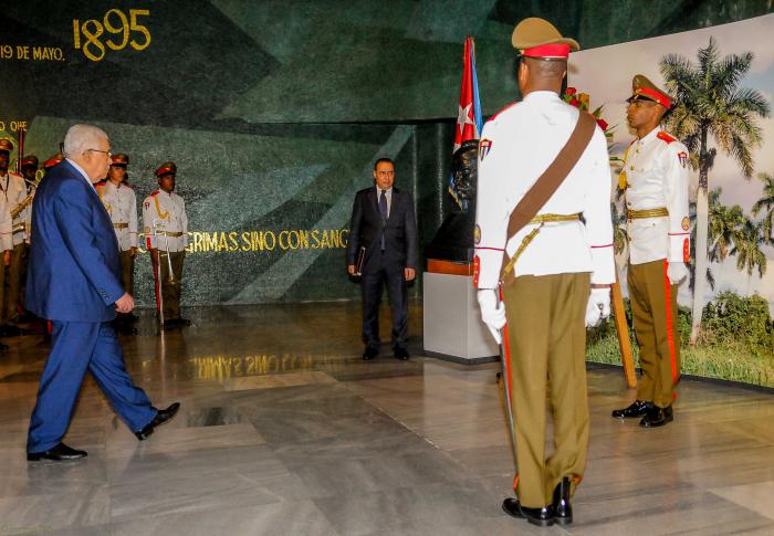 Mahmoud Abbas, Mandatario del Estado de Palestina, de visita en Cuba, coloca ofrenda floral ante el busto de José Martí en el Memorial que lleva su nombre