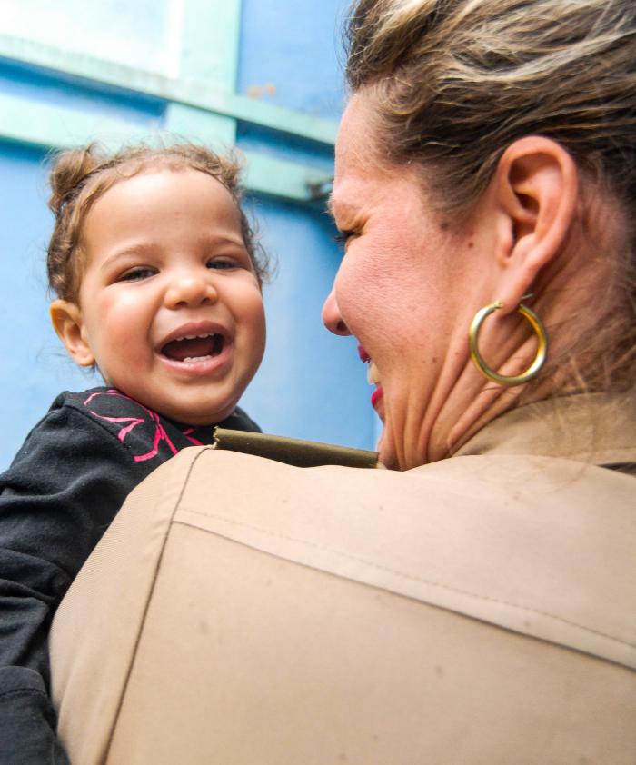 Madres de la Far, Yudisleydis Arias Perez Capitan del MINFAR  con su hija en el Circulo Infantil Guillermo Pieck