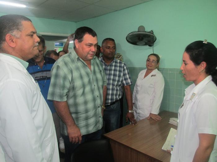 Félix Duarte Ortega, miembro del Comité Central del Partido y su primer secretario en Ciego de Ávila, intercambia con trabajadores de la salud en el hospital de Morón