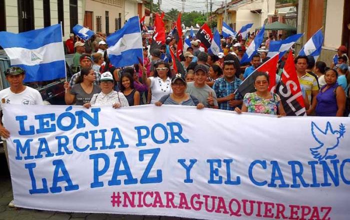 Nicaragüenses participan en las Caravanas de la Paz, haciendo un llamado al diálogo y al cese de las acciones violentas. 