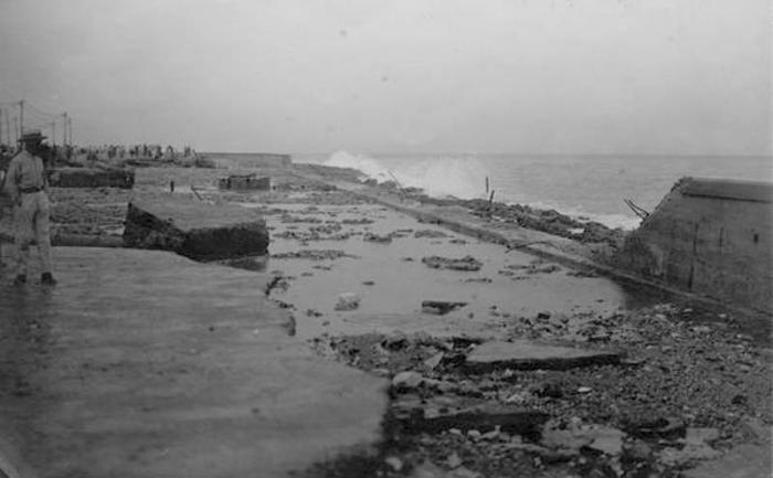 Daños en el malecón habanero ocasionados por el impacto de las marejadas del llamado ciclón del Valbanera, en septiembre de 1919. 