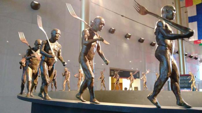 Roberto Fabelo exhibe en la Sala de las Naciones sus rotundos trabajos tridimensionales. 