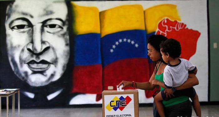 Las bases del chavismo parecen conscientes de que en la vigésimo quinta elección en 19 años debe derrotar, con una participación apabullante, la guerra del silencio y la mentira mediáticas. foto: Reuters