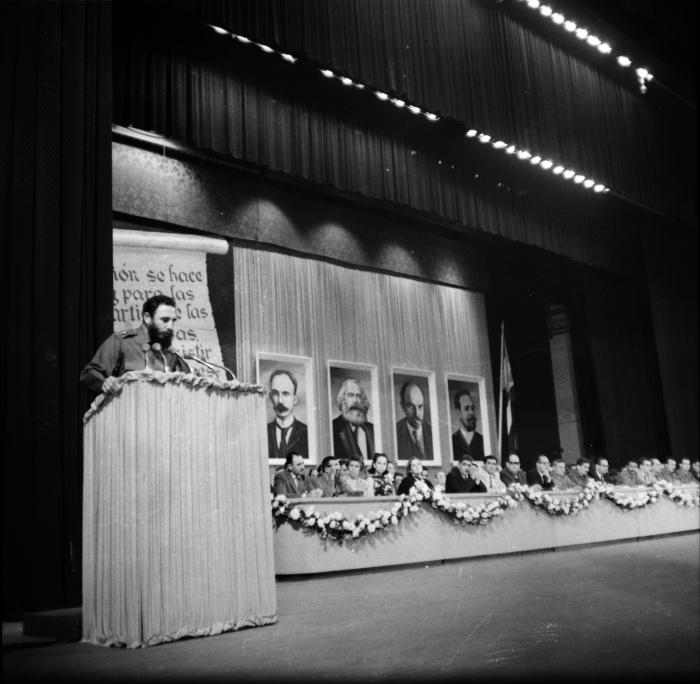 Fidel durante la creación del Comité Central del PCC. 