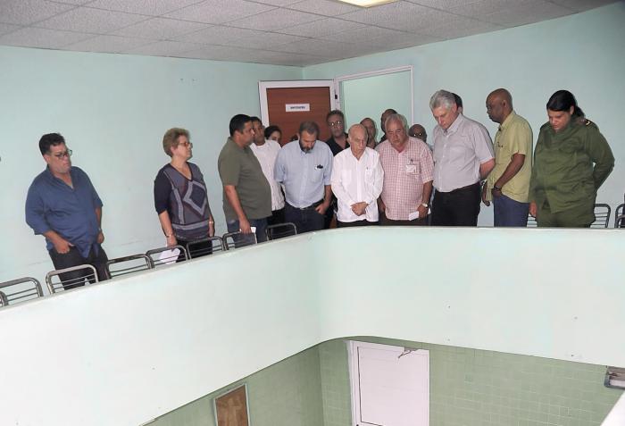 Díaz-Canel, Machado Ventura y otras autoridades visitan a los familiares de las víctimas