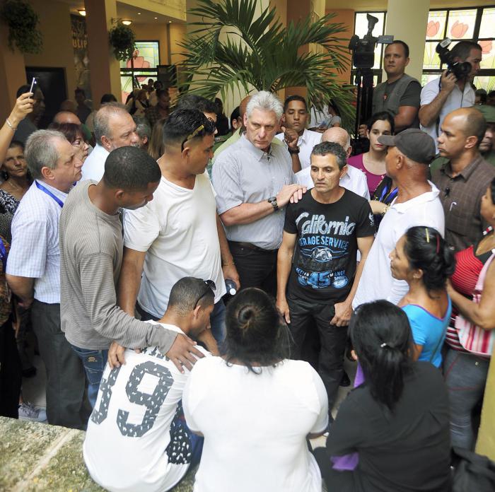 Díaz-Canel, Machado Ventura y otras autoridades visitan a los familiares de las víctimas