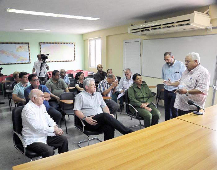 Díaz-Canel, Machado Ventura y otras autoridades visitan a los familiares de las víctimas