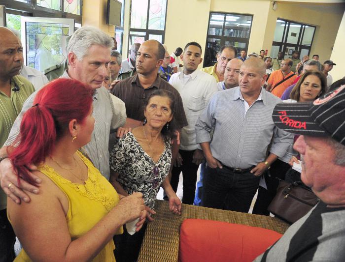 Díaz-Canel, Machado Ventura y otras autoridades visitan a los familiares de las víctimas
